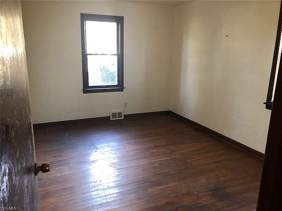 4th image of 23 Colonial Dr