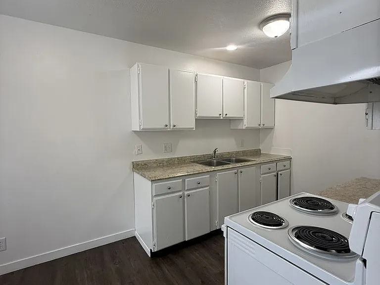 630 Franklin Ave — Photo 6