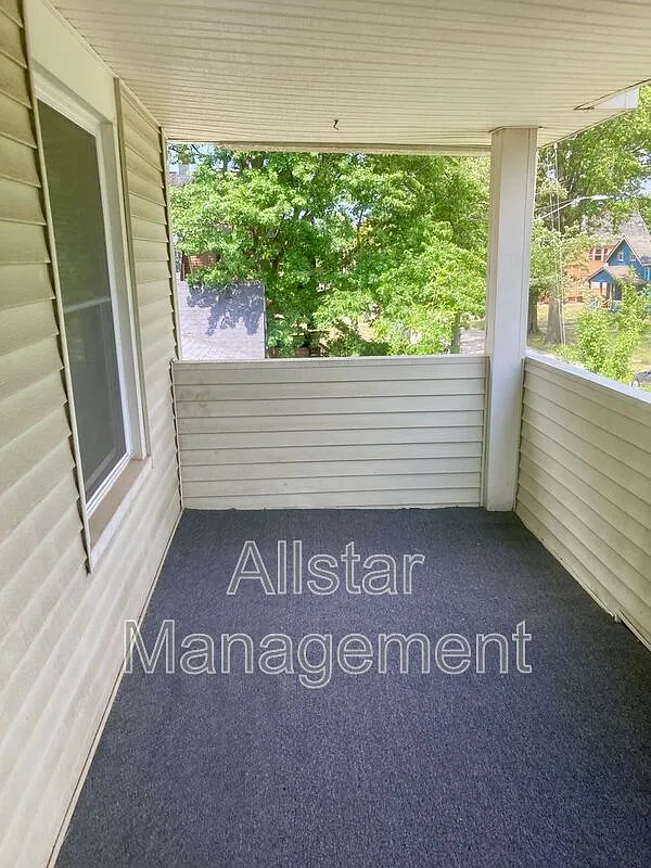 2 bed, 1.0 bath, 926 sqft, $795 — Photo 2