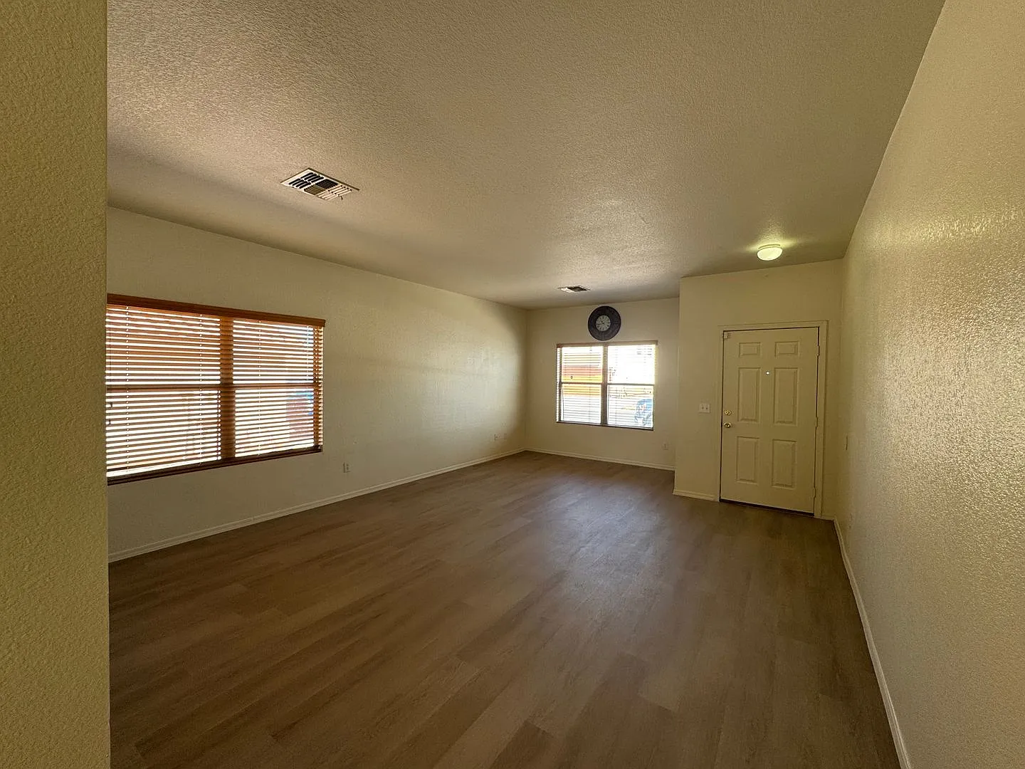 Large 4 Bedroom In East Mesa — Photo 3