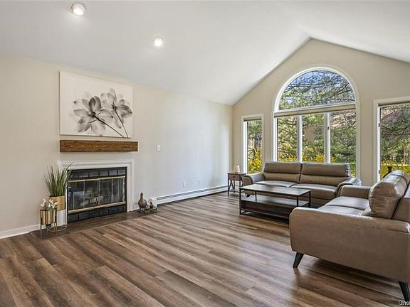 5th image of 55 Hoyt St
