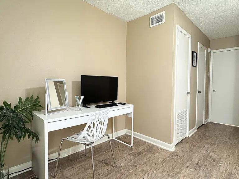 Cypress Park Apartments — Photo 8