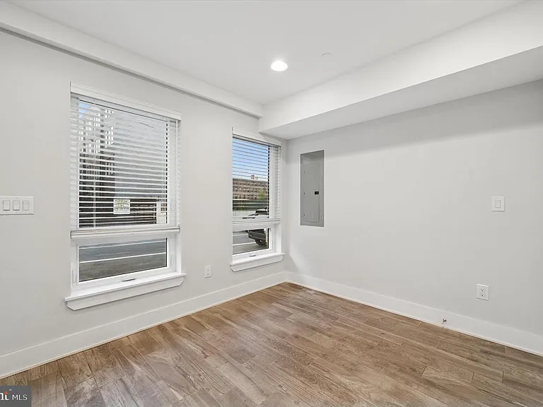 192 W Oxford St — Photo 3