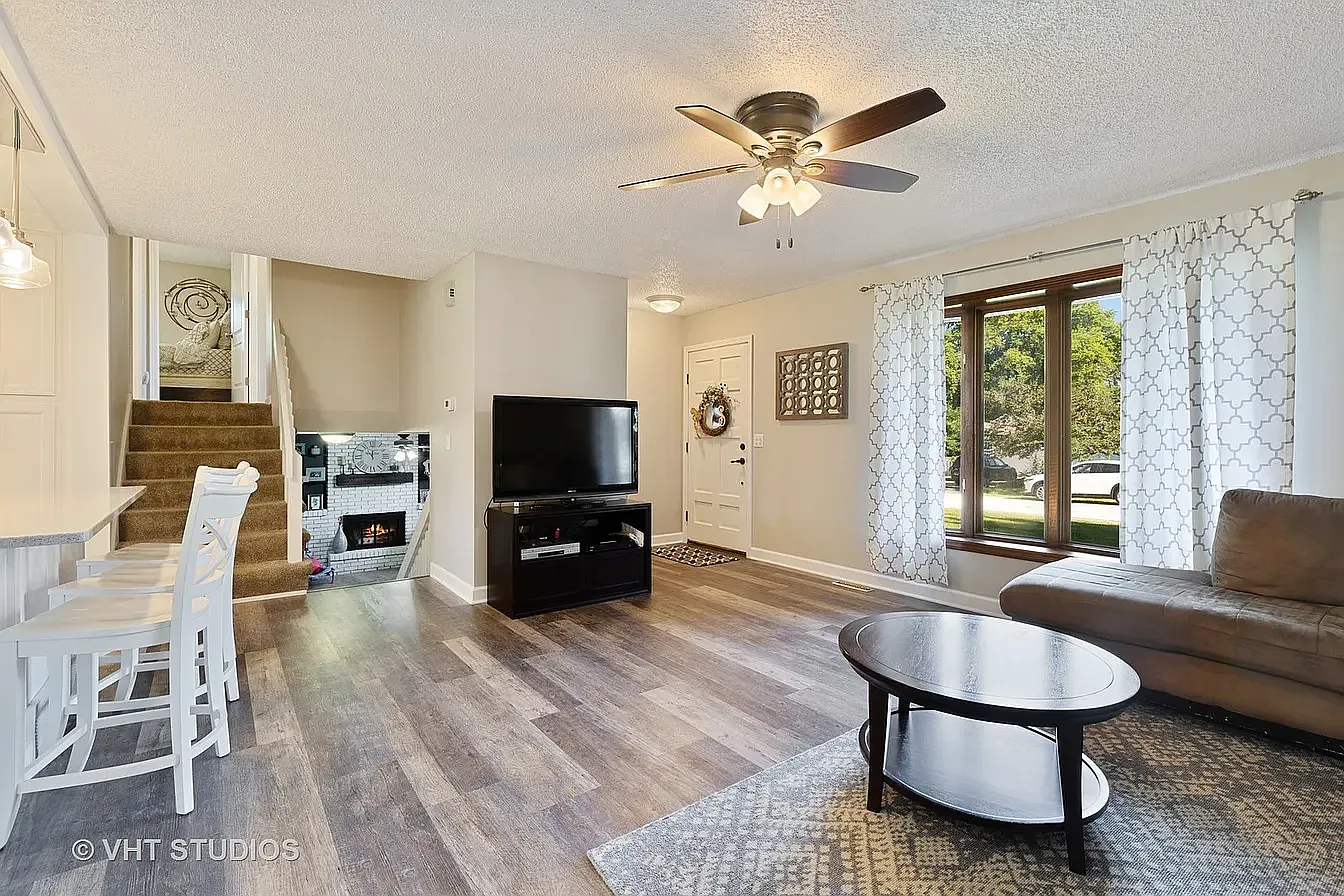 4 bed, 1.5 bath, 2348 sqft, $3,750 — Photo 4