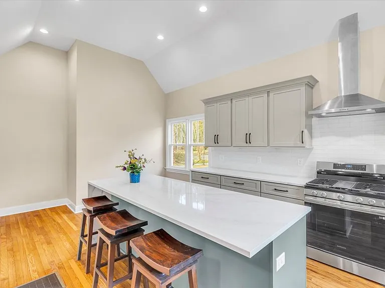 308 E 55th St — Photo 13