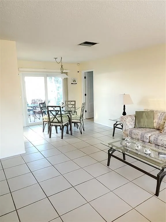 3 bed, 2.0 bath, 1384 sqft, $2,900 — Photo 4