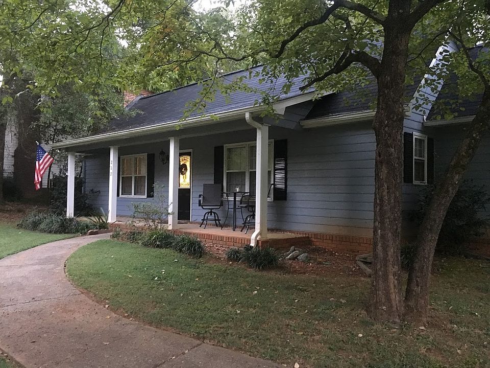 1st image of 202 Lexington Dr