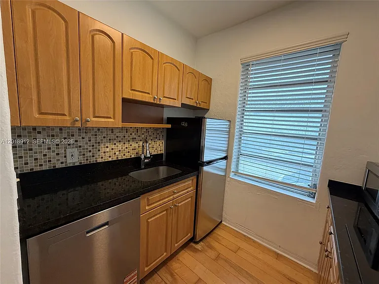 760 Jefferson Ave #5 — Photo 3