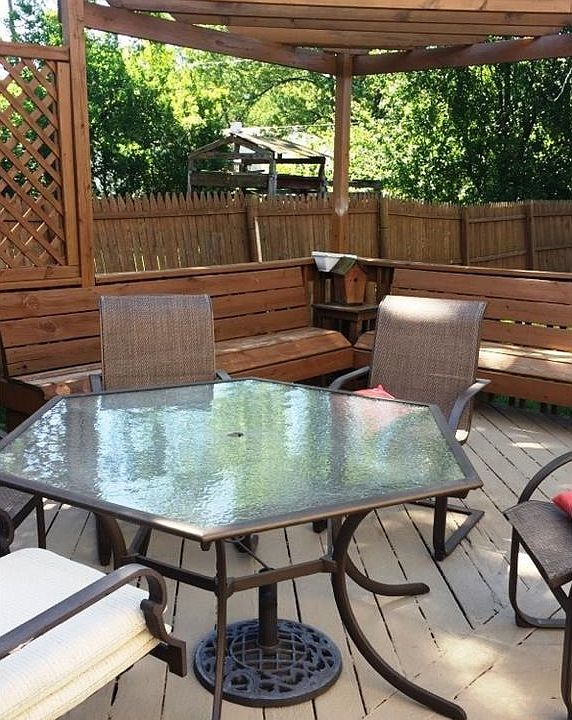 2nd image of 612 McIntyre Ln