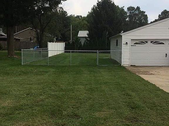 3rd image of 103 E Hill Crest Dr