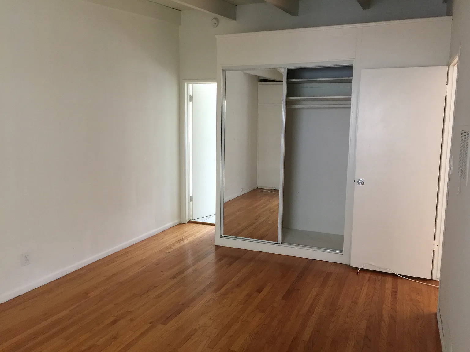 1 bed, 850 sqft, $2,300 — Photo 3