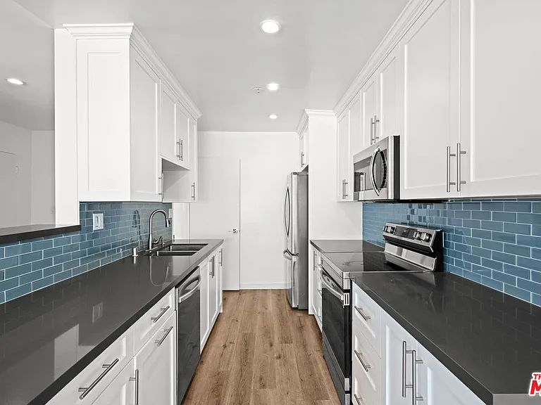 136 S Palm Dr #305 — Photo 5