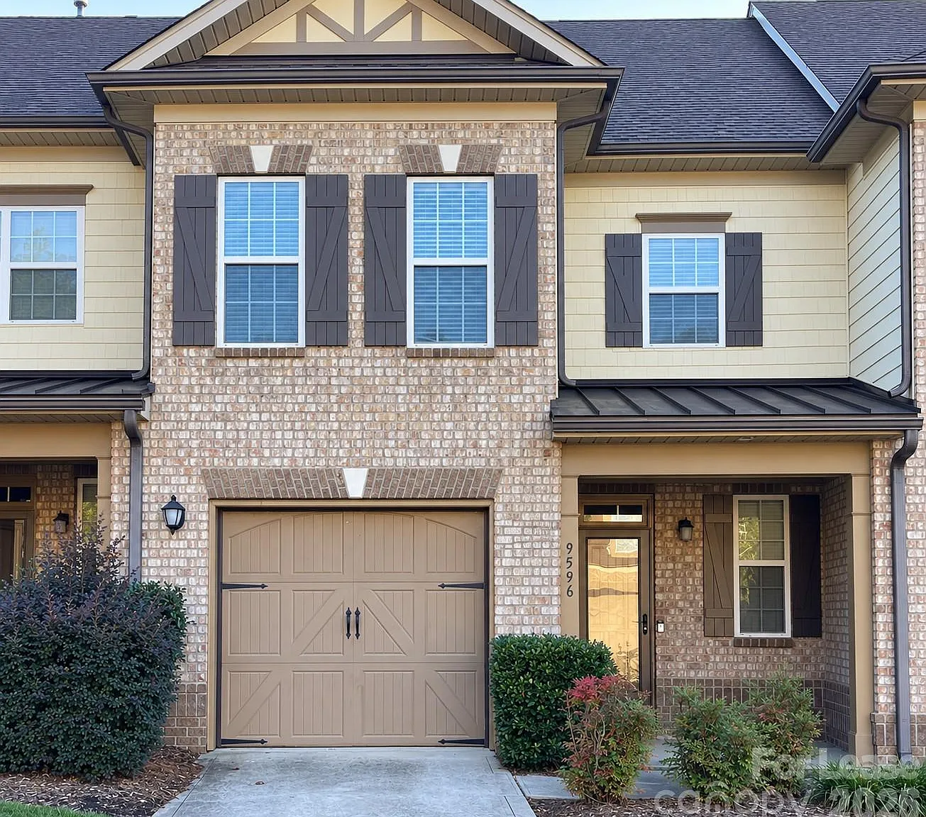 2 bed, 2.5 bath, 1424 sqft, $2,000 — Photo 1