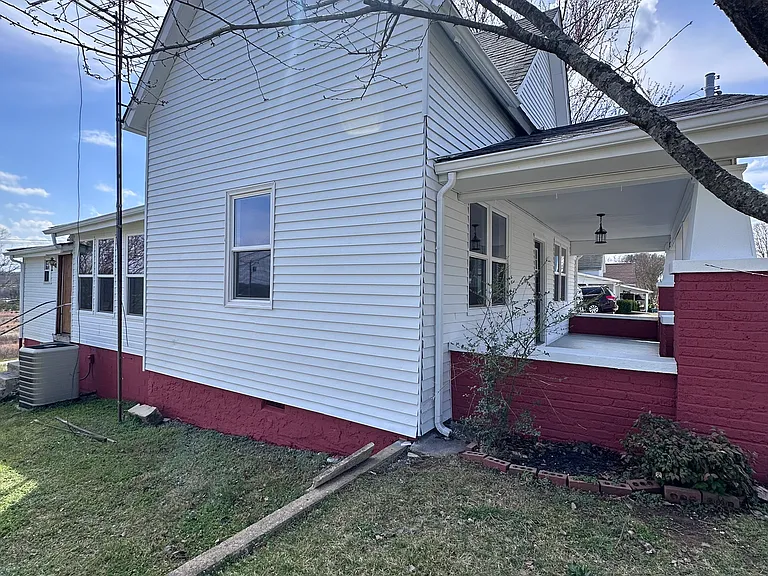 614 W Broadway St — Photo 4