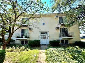 401 E Locust St, Bloomington, IL