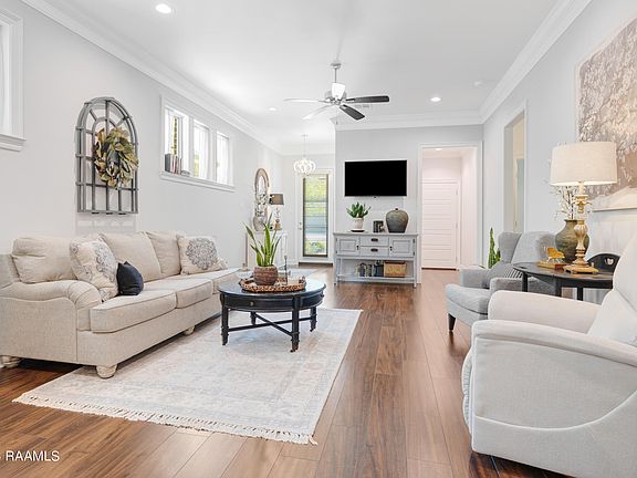 4th image of 204 Twin Meadow Ln