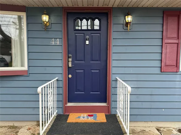 44 E Rogues Path, Huntington Station, NY 11746