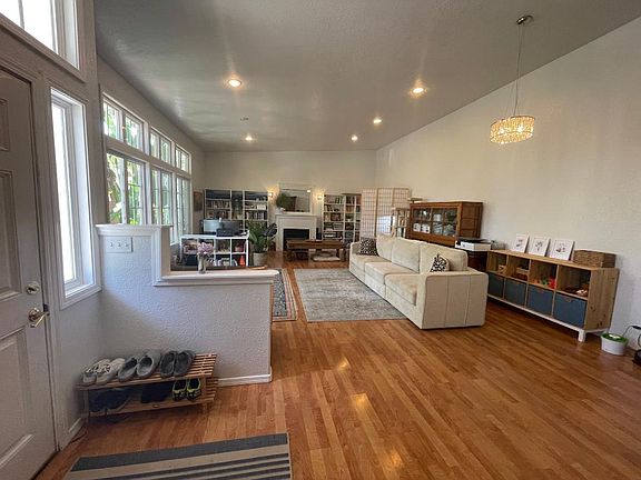 4th image of 951 Van Auken Cir