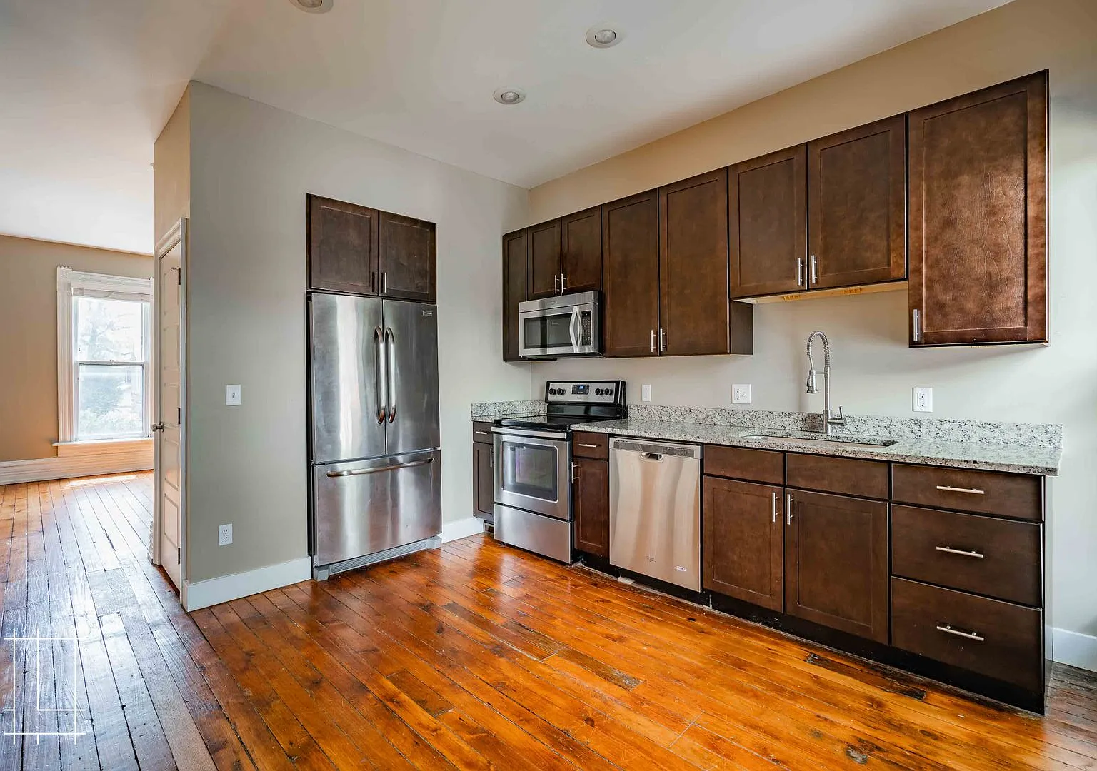 216 W. Hubbard Ave — Photo 3