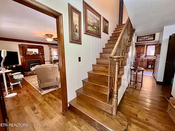 3rd image of 526 Oak Leaf Ln