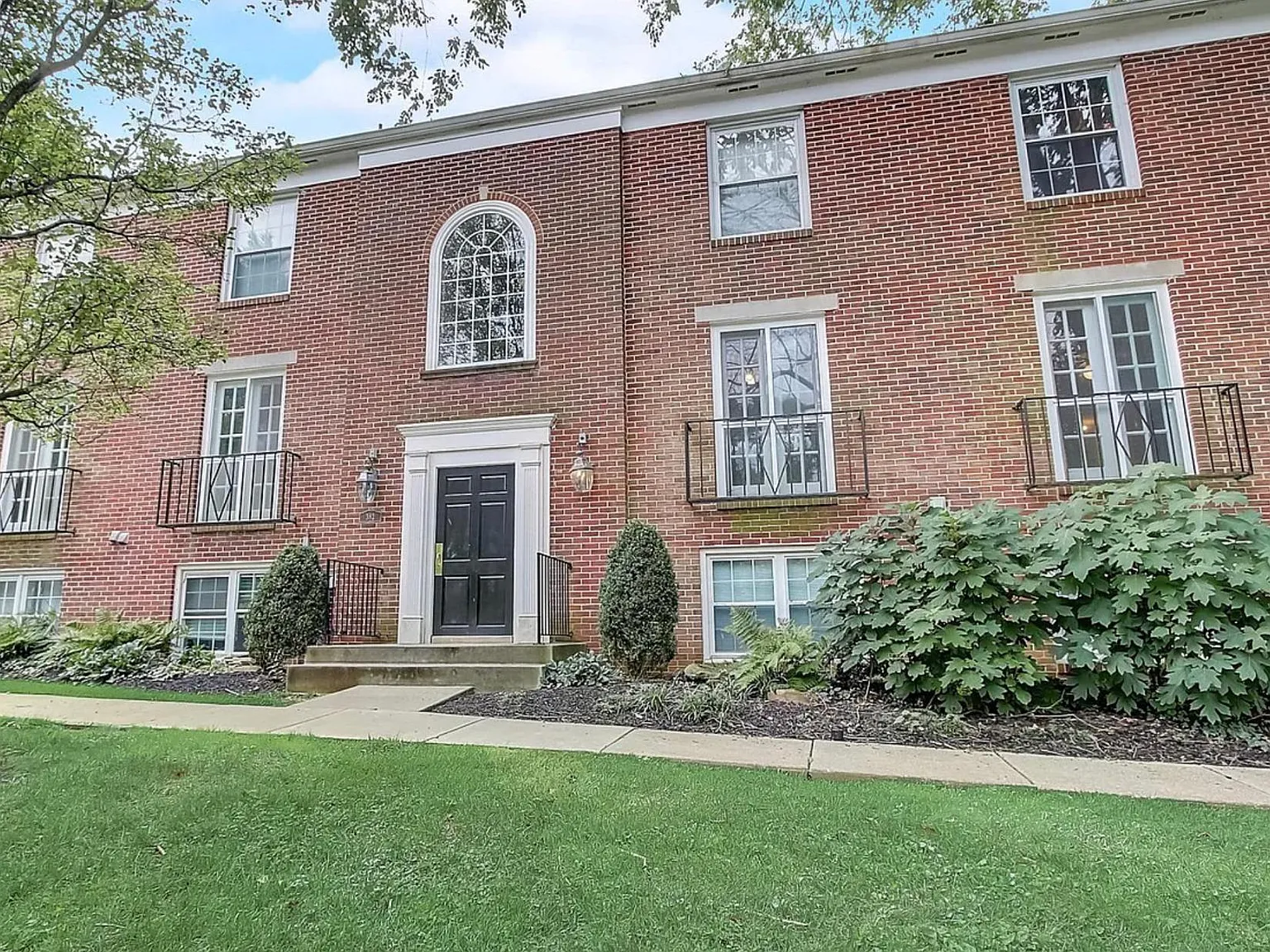 2 bed, 1066 sqft, $2,100 — Photo 2