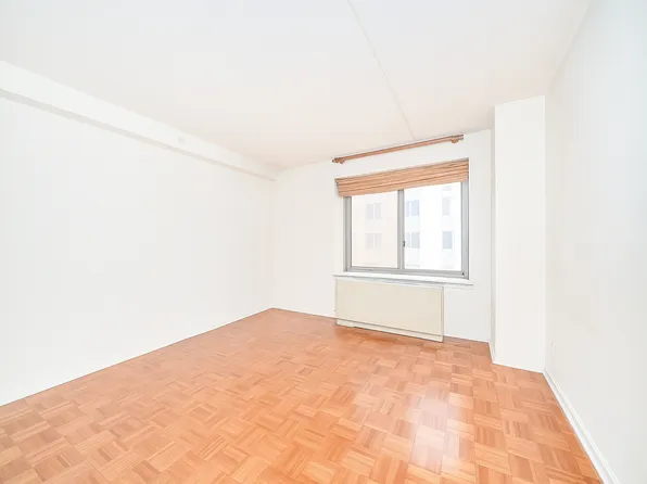300 West 135th Street 4L image 2 of 7