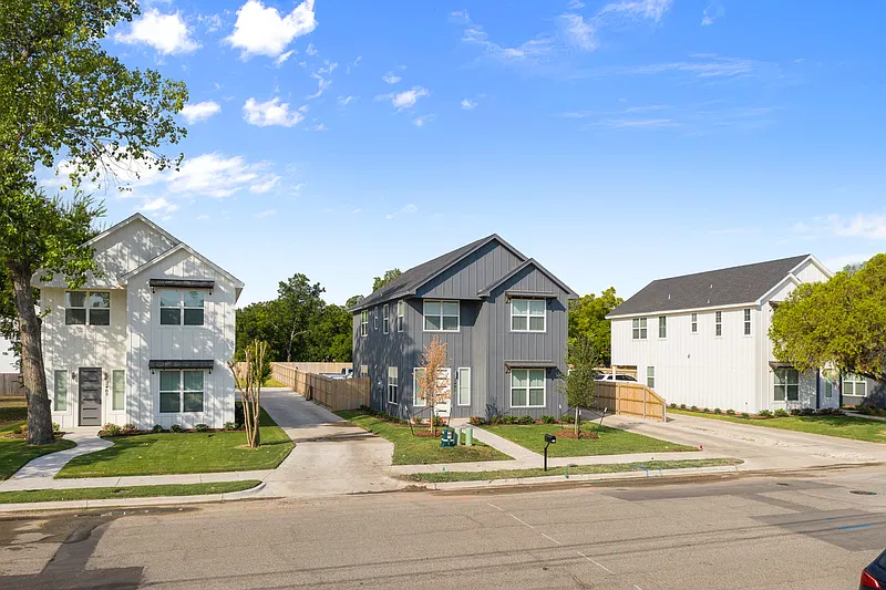 4 bed, 4.5 bath, 2200 sqft, $4,100 — Photo 4