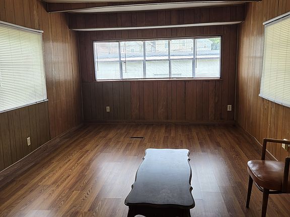 4th image of 224 Prince Ave