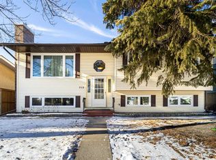 712 E Hunterplain Hl NW, Calgary, AB T2K 4M1
