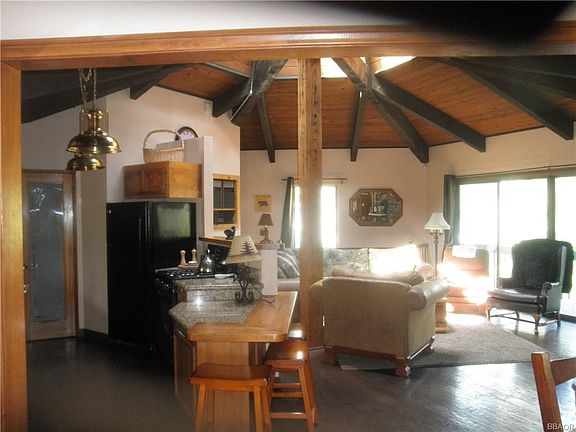 3rd image of 627 Pine Ln