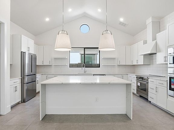 3rd image of 668 E Greenback Drive