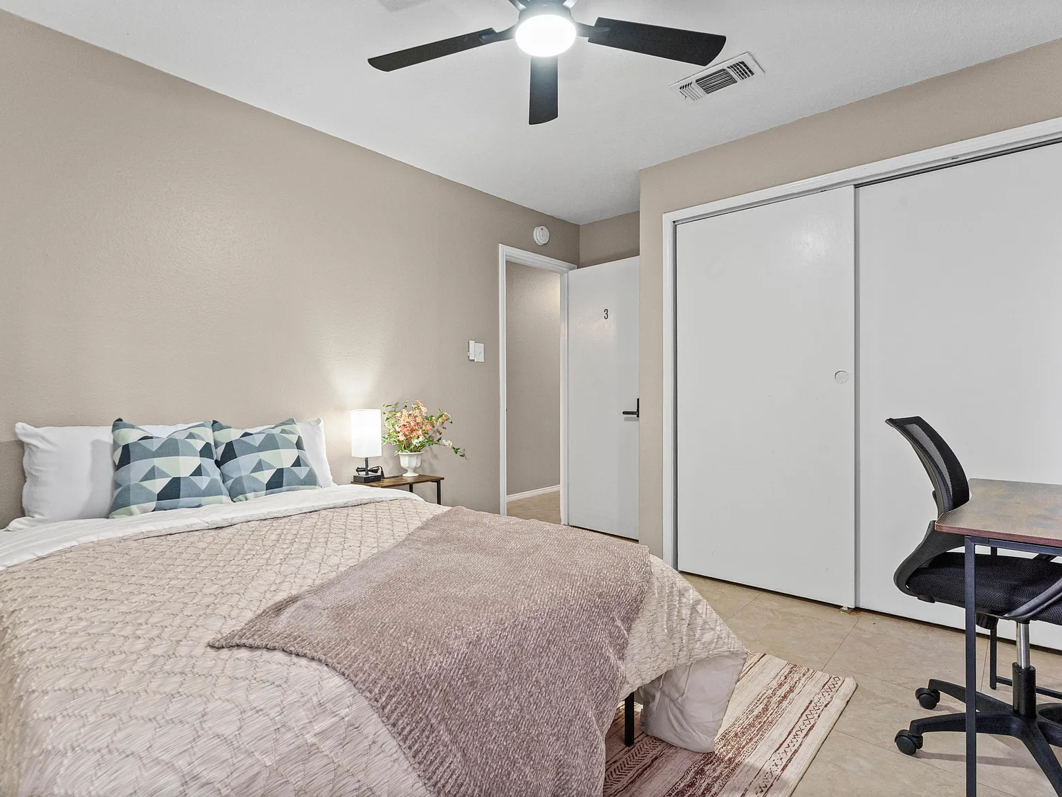 4 bed, 2.0 bath, 1350 sqft, $1,001 — Photo 2