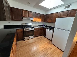 Spacious 2BR Townhome in West Ridge 1,800 SF, Chicago, IL 60645