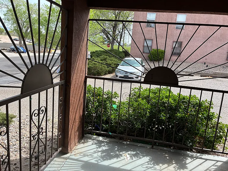 Quality 2 Bed / 1 Bath Apts - Close to I-25, UNM, and KAFB — Photo 35
