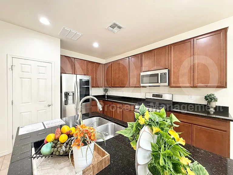 5734 W Getty Dr — Photo 15