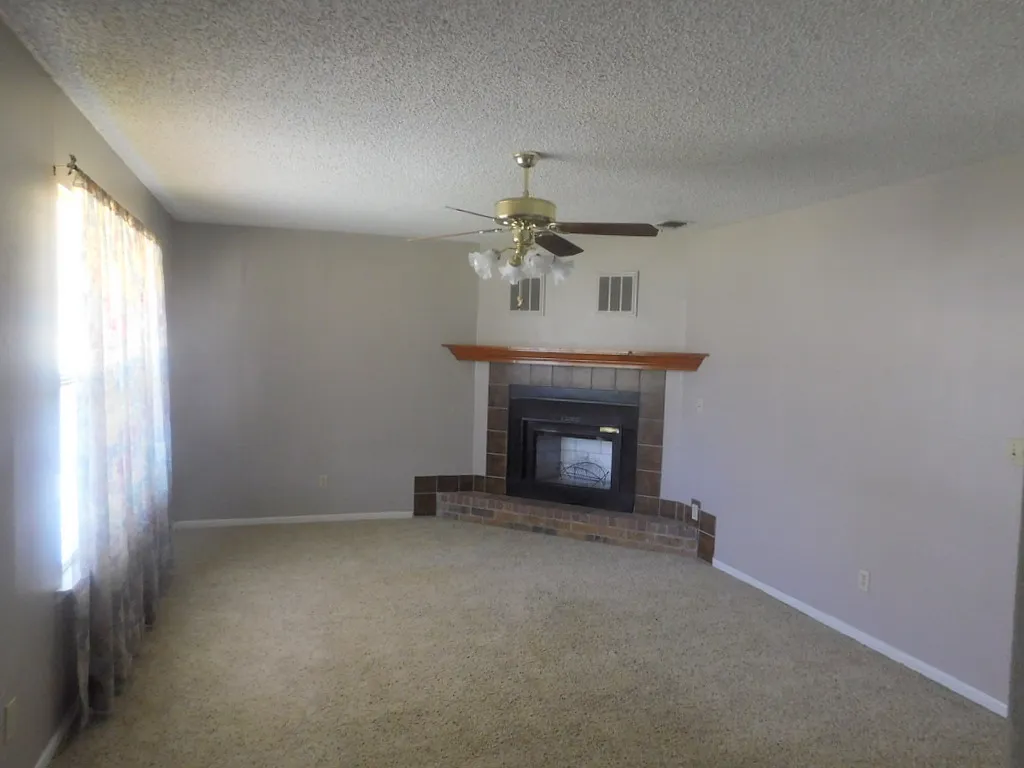 3 bed, 1350 sqft, $1,800 — Photo 3
