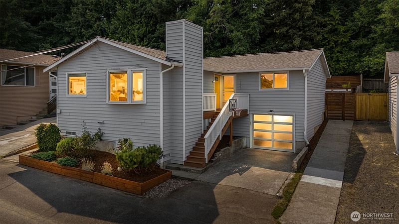 2nd image of 5423 31st Avenue SW