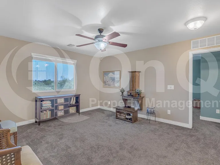 2561 N Hawthorn Dr — Photo 39