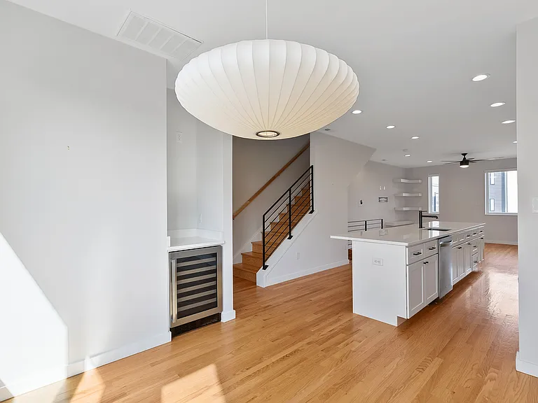 1310 W Clay St — Photo 12