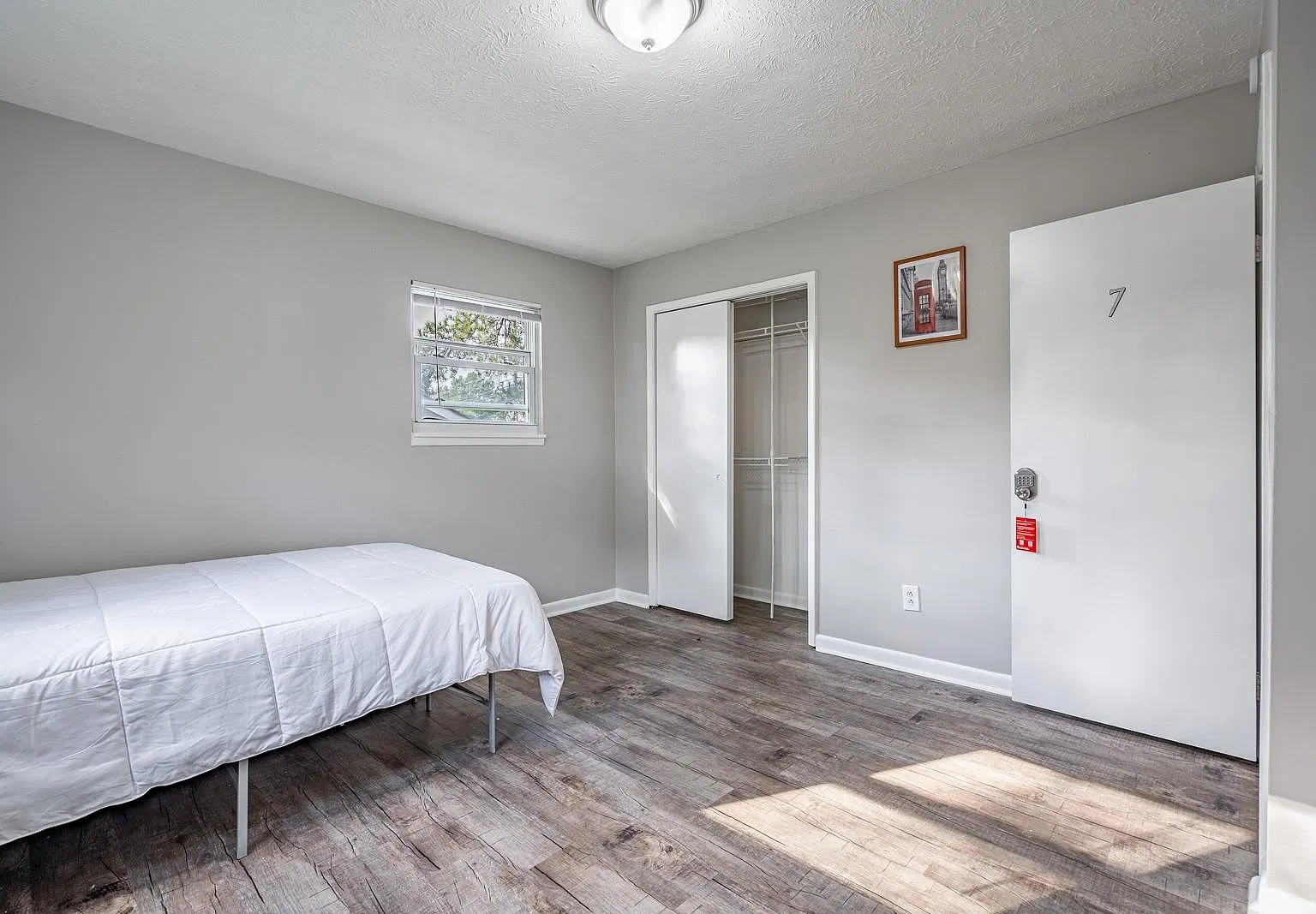 4 bed, 4.0 bath, 2353 sqft, $702 — Photo 2