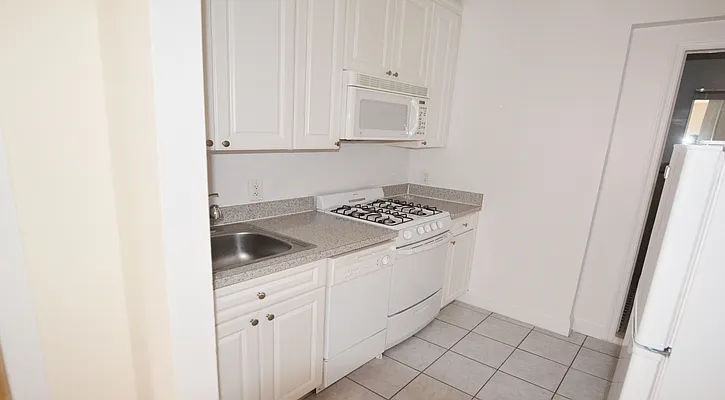 Rented by Manhattan Realty Group | media 20