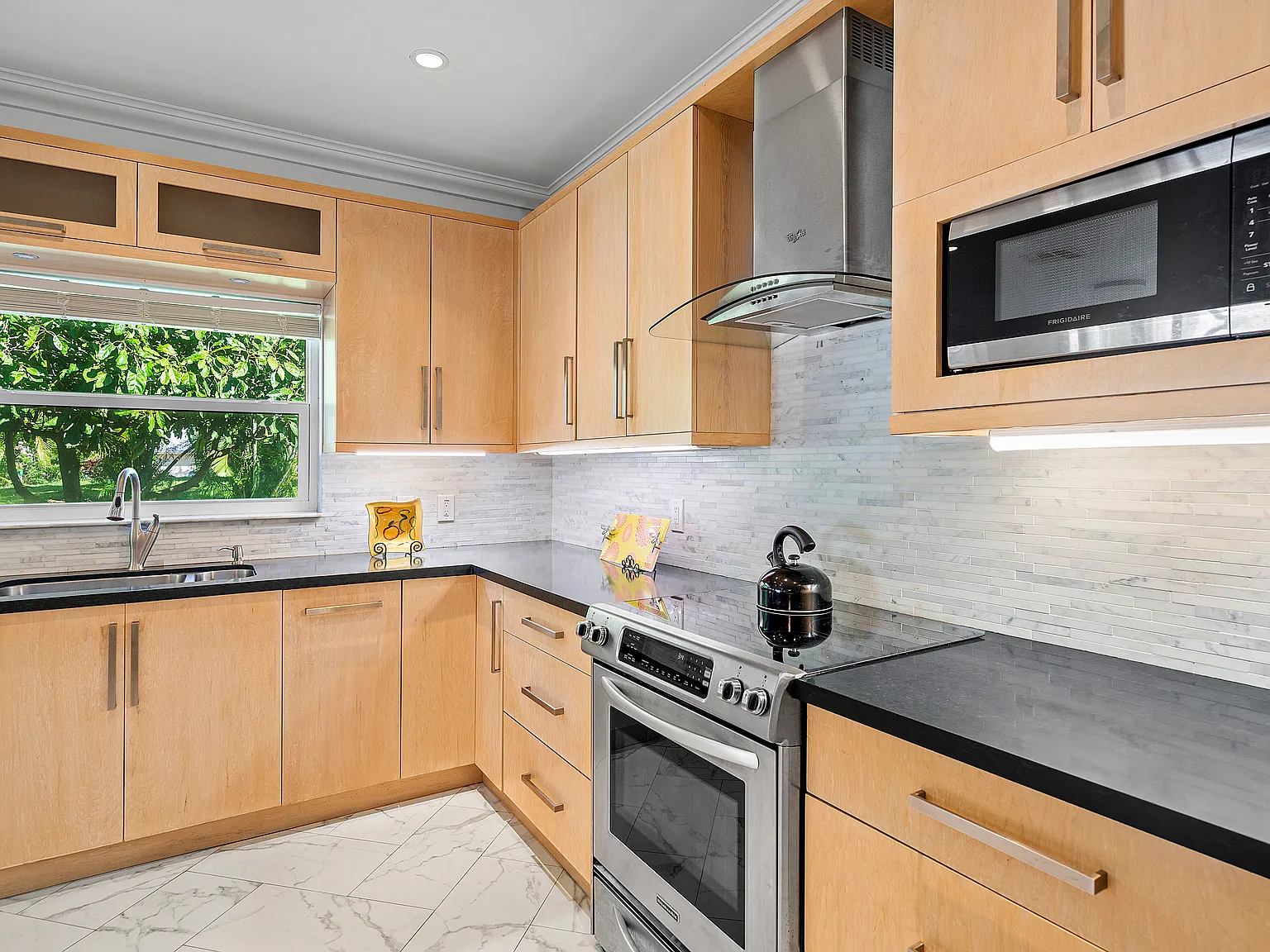 3 bed, 2241 sqft, $5,700 — Photo 4