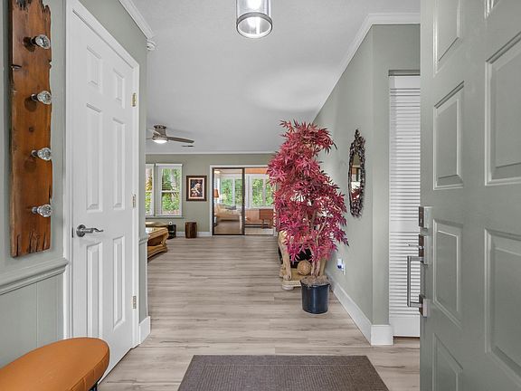 3rd image of 105 Hickory Dr.