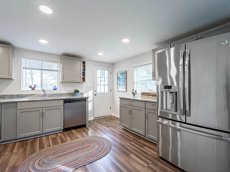 8033 Edgewater Ave — Photo 10