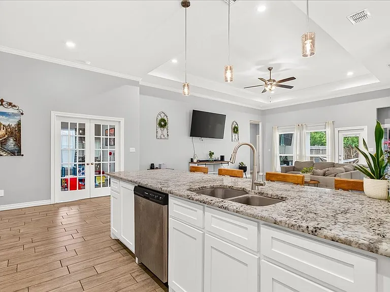 2445 Manuel Ln — Photo 15