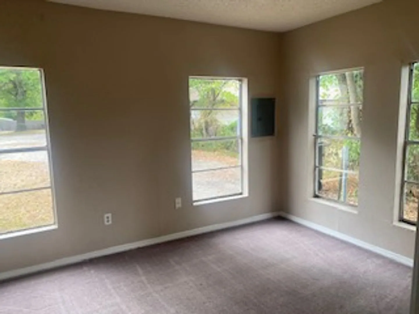 Coming Soon! 2 Bedroom 1 Bathroom Duplex — Photo 4
