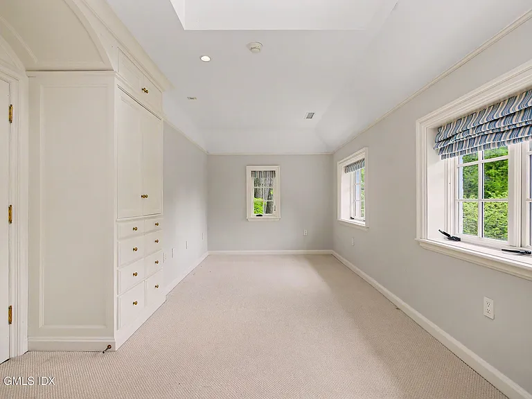 183 E Putnam Ave #CARRIAGE HOUSE — Photo 25