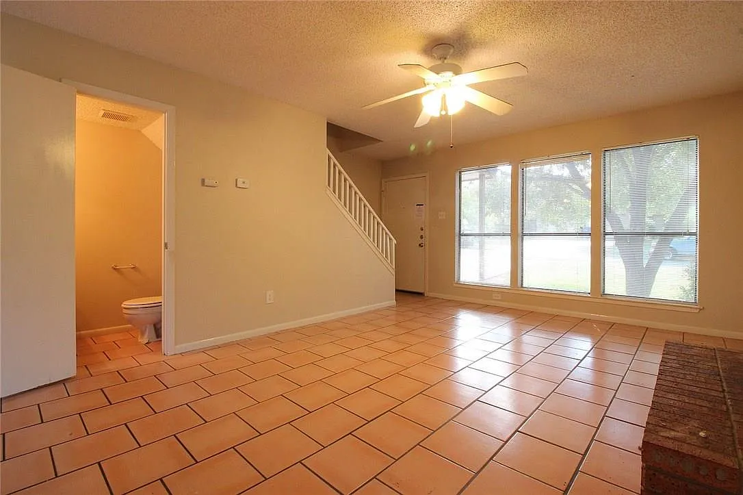 2 bed, 1.5 bath, 947 sqft, $1,795 — Photo 3