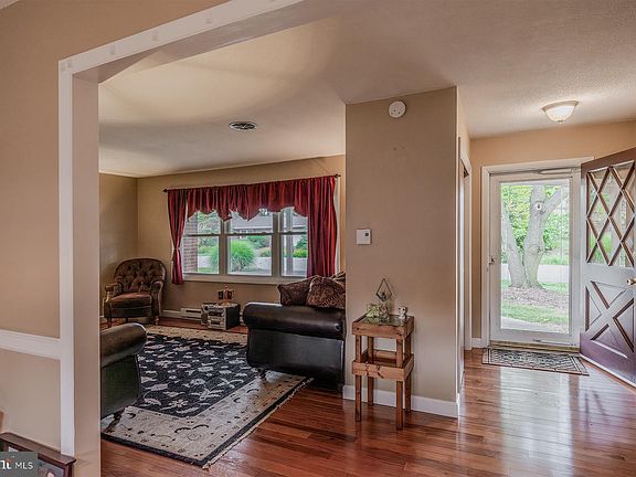 5th image of 1921 Applewood Dr
