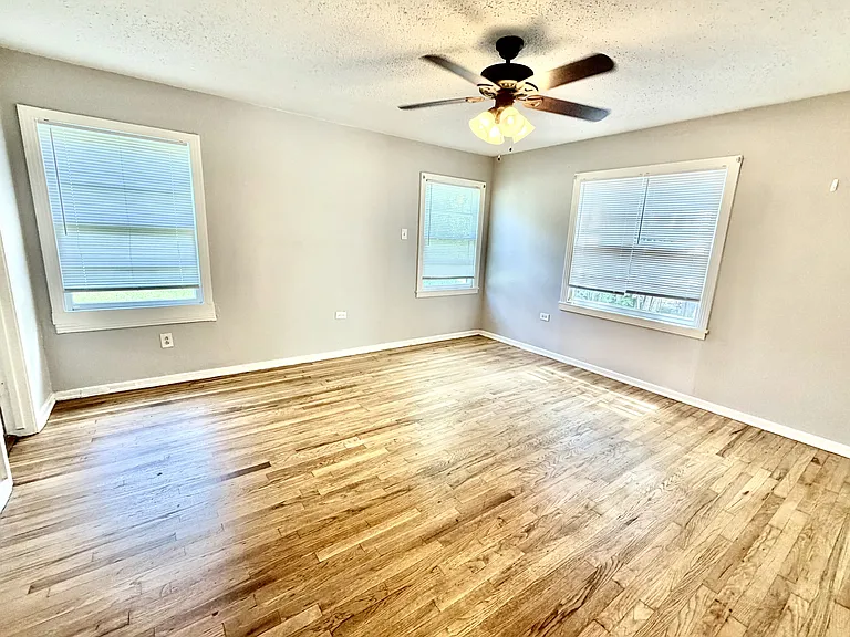 4010 Homan Ave — Photo 7